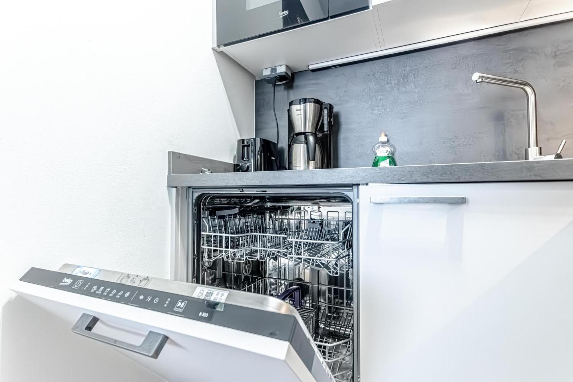 Апартаменты Charming 1Br, Steps From Reumannplatz U1 Вена Экстерьер фото